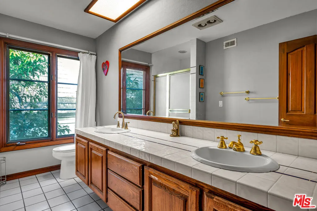 6024 Woodland View Drive, Woodland Hills, California 91367 home-pic-22